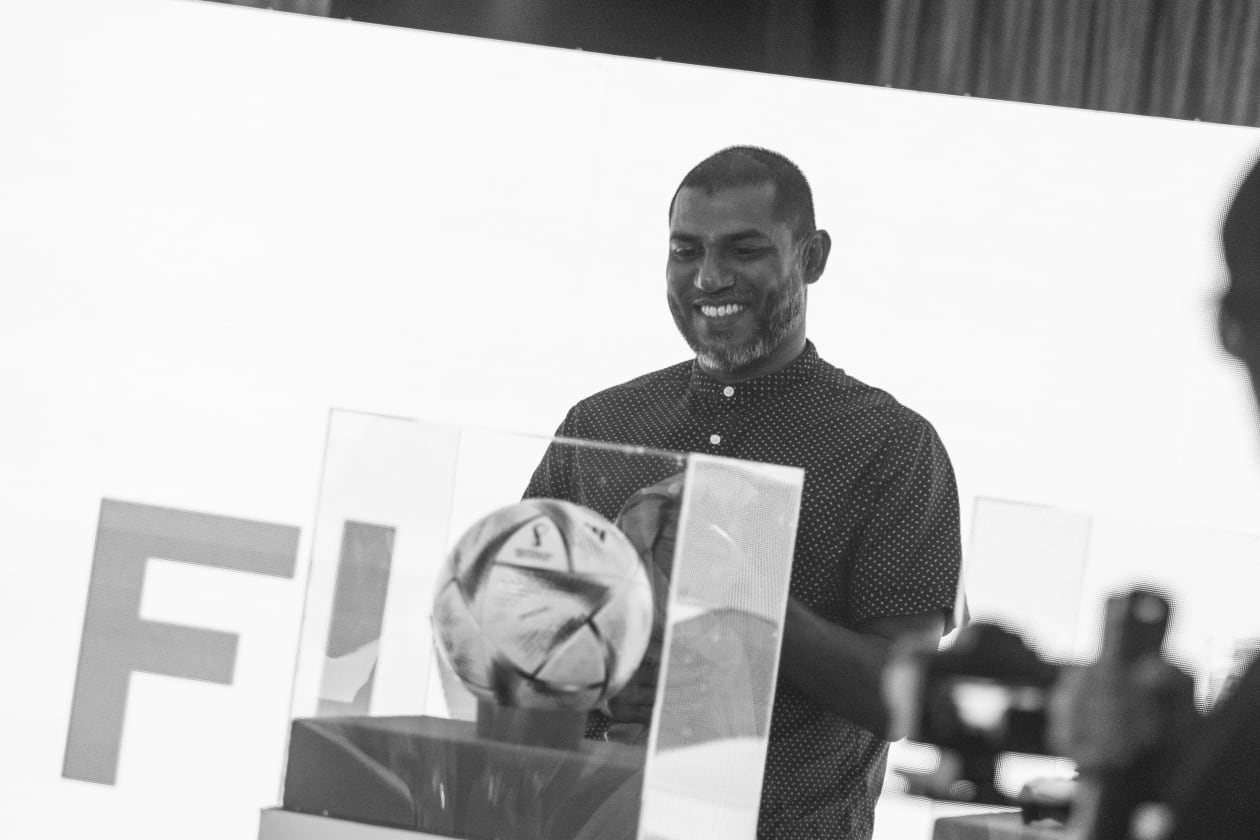 ސެޕްޓެމްބަރު 1، 2022 - ގަތަރުގައި އޮންނަ ފީފާ ވޯލްޑް ކަޕްގެ ފޯރި ރާއްޖޭގައި ގަދަކުރުމުގެ ގޮތުން ކޮކާކޯލާ ކޮމްޕެނީން ހާއްސަ ޕްރޮމޯޝަނެއް ލޯންޗުކުރުމުގެ ހަފްލާގައި ތެރެއިން --- ފޮޓޯ: އަބްދުﷲ އިޔާން/އަދަދު