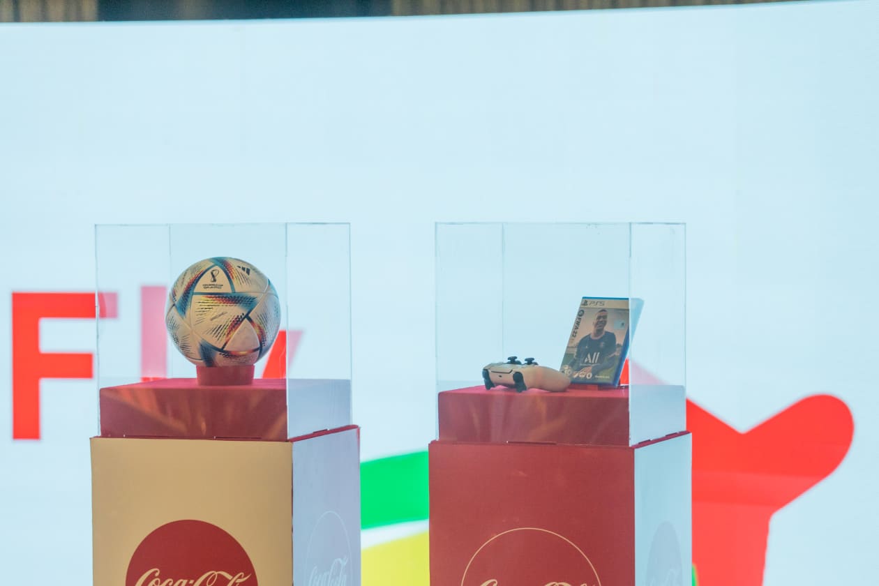 ސެޕްޓެމްބަރު 1، 2022 - ގަތަރުގައި އޮންނަ ފީފާ ވޯލްޑް ކަޕްގެ ފޯރި ރާއްޖޭގައި ގަދަކުރުމުގެ ގޮތުން ކޮކާކޯލާ ކޮމްޕެނީން ހާއްސަ ޕްރޮމޯޝަނެއް ލޯންޗުކުރުން. މި ޕްރޮމޯޝަނުގައި އަގުހުރި އިނާމުތަކެއް ވެސް ލިބޭ --- ފޮޓޯ: އަބްދުﷲ އިޔާން/އަދަދު