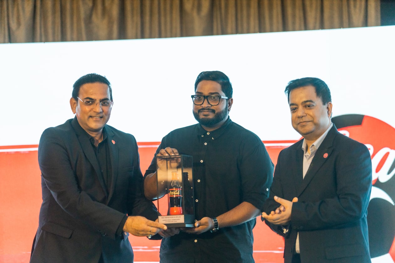 ސެޕްޓެމްބަރު 1، 2022 - ގަތަރުގައި އޮންނަ ފީފާ ވޯލްޑް ކަޕްގެ ފޯރި ރާއްޖޭގައި ގަދަކުރުމުގެ ގޮތުން ކޮކާކޯލާ ކޮމްޕެނީން ހާއްސަ ޕްރޮމޯޝަނެއް ލޯންޗުކުރުމުގެ ހަފްލާގައި އެފްއޭއެމްގެ ރައީސް ބައްސާމް އަދީލް ޖަލީލް ބައިވެރިވަނީ --- ފޮޓޯ: އަބްދުﷲ އިޔާން/އަދަދު