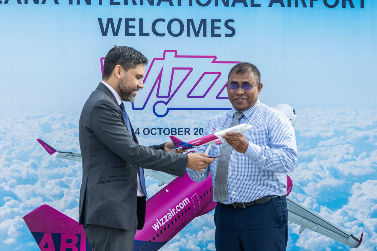 އޮކްޓޯބަރ 4، 2022 - ވިޒް އެއާގެ ފުރަތަމަ ފްލައިޓް، ވެލާނާ އިންޓަނޭޝަނަލް އެއާޕޯޓަށް ޖެއްސީ އިއްޔެ ހަވީރު 4:52 ހާއިރެވެ. ހަފުތާއަކު ހަތަރު ފްލައިޓް ރާއްޖެއަށް ދަތުރުކުރާ ގޮތަށް ޝެޑިއުލްކޮށްފައިވެ އެވެ. އެއީ ހޮނިހިރު، އާދީއްތަ، އަންގާރަ، އަދި ބުރާސްފަތި ދުވަހު، އެއިން ކޮންމެ ދުވަހަކު އެއް ދަތުރެވެ. --- ފޮޓޯ: އަބްދުﷲ އިޔާން/ އަދަދު