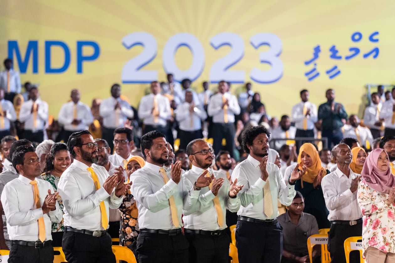 ފެބްރުއަރީ 17، 2023 - ވެރިކަން ކުރާ މޯލްޑިވިއަން ޑިމޮކްރަޓިކް ޕާޓީ (އެމްޑީޕީ) ގެ ރިޔާސީ ޓިކެޓު ރައީސް އިބްރާހިމް މުހައްމަދު ސޯލިހުއާ ހަވާލު ކުރުމަށް ބޭއްވި ރަސްމިއްޔާތުގެ ތެރެއިން. އެމްޑީޕީގެ ތެރޭގައި ދެ ފެކްޝަނެއް އުފެދި ޕާޓީއަށް ވަނީ ބޮޑެތި ގޮންޖެހުންތަކެއް ވެސް ކުރިމަތިވެފައި. --- ފޮޓޯ: މުހައްމަދު ޝާބިން/އަދަދު