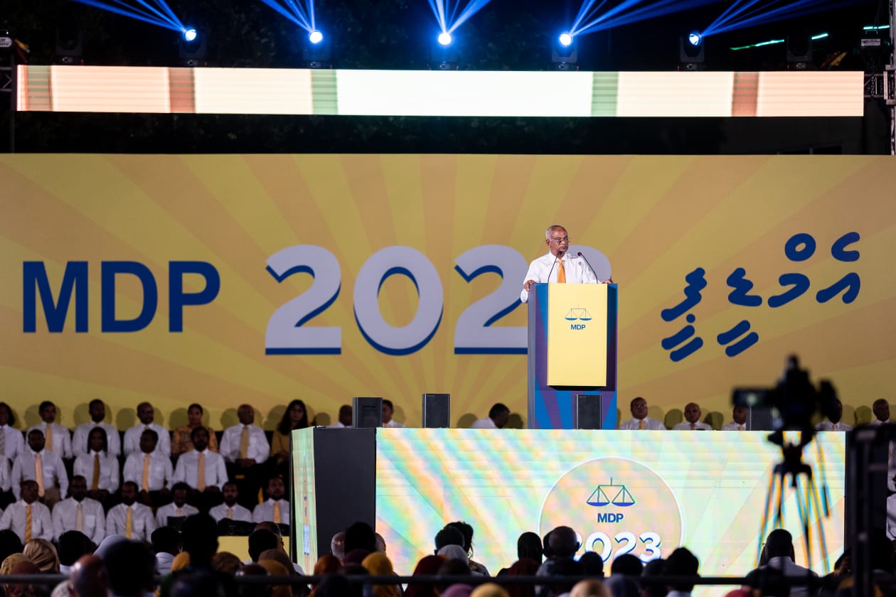 ފެބްރުއަރީ 17، 2023 - ވެރިކަން ކުރާ މޯލްޑިވިއަން ޑިމޮކްރަޓިކް ޕާޓީ (އެމްޑީޕީ) ގެ ރިޔާސީ ޓިކެޓު ރައީސް އިބްރާހިމް މުހައްމަދު ސޯލިހުއާ ހަވާލު ކުރުމަށް ބޭއްވި ރަސްމިއްޔާތުގައި އެމަނިކުފާނު ވާހަކަފުޅު ދައްކަވަނީ --- ފޮޓޯ: މުހައްމަދު ޝާބިން/އަދަދު