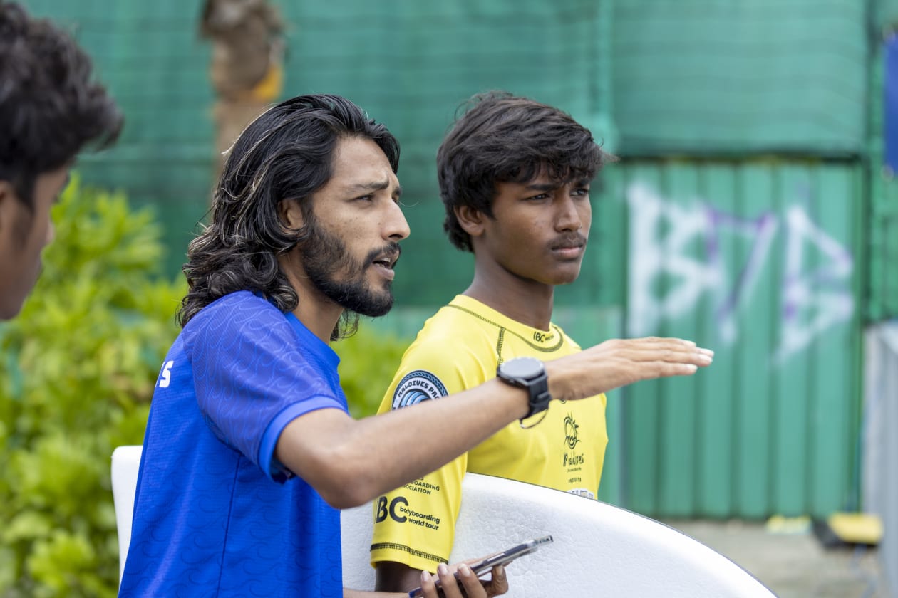 ޖުލައި 31، 2022 - އައިސީބީ އިން އޭޝިއާގެ ސަރަހައްދުގައި ބާއްވާ ފުރަތަމަ ވޯލްޑް ޓުއާ މުބާރާތް 'ވިސިޓް މޯލްޑިވްސް ޕްރޯ 2022' 150 އަށް ވުރެ ގިނަ އެތުލީޓުންނާ އެކު މިއަދު ވަނީ ފަށާފައި: ޖޫނިއާ ކެޓެގަރީގެ އެތުލީޓަކު ހީޓްގައި ބައިވެރިވާން ފޭބުމުގެ ކުރިން އިރުޝާދު ދެނީ --- ފޮޓޯ؛ މުހައްމަދު ޝާބިން / އަދަދު