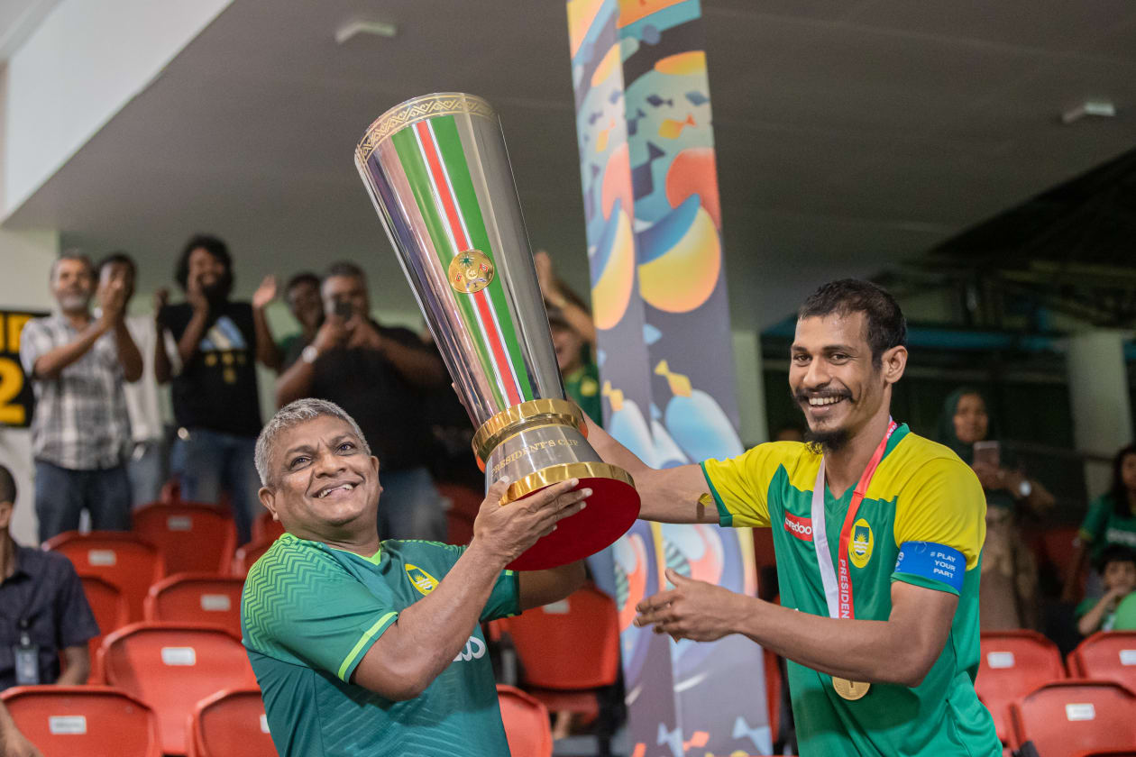 މާލެ (މެއި 3) - މާޒިޔާ އިން މި ފަހަރުގެ ޕްރެޒިޑެންޓްސް ކަޕްގެ ޗެމްޕިއަންކަން ހޯދާފައިވަނީ ފައިނަލުގައި ކްލަބް އީގަލްސް އަތުން 2-0 އިން މޮޅުވެގެން: މާޒިޔާ އިން މި ވަނީ ހަތަރު ފަހަރު ޕްރެޒިޑެންޓްސް ކަޕް ފައިނަލުގައި ކުޅެ، ދެ ފަަހަރު މުބާރާތް ކާމިޔާބުކޮށްފައި: މާޒިޔާ އިން ފުރަތަމަ ތަށި އުފުލާލީ 2015 ވަނަ އަހަރު: މާޒިޔާގެ ކެޕްޓަން ސަމޫހު (ކ) އެ ކްލަބްގެ ޗެއާމަން ސާޖިދު އަށް ޓްރޮފީ ހަވާލުކުރަނީ.-- ފޮޓޯ: އަބްދުﷲ އިޔާން/ އަދަދު