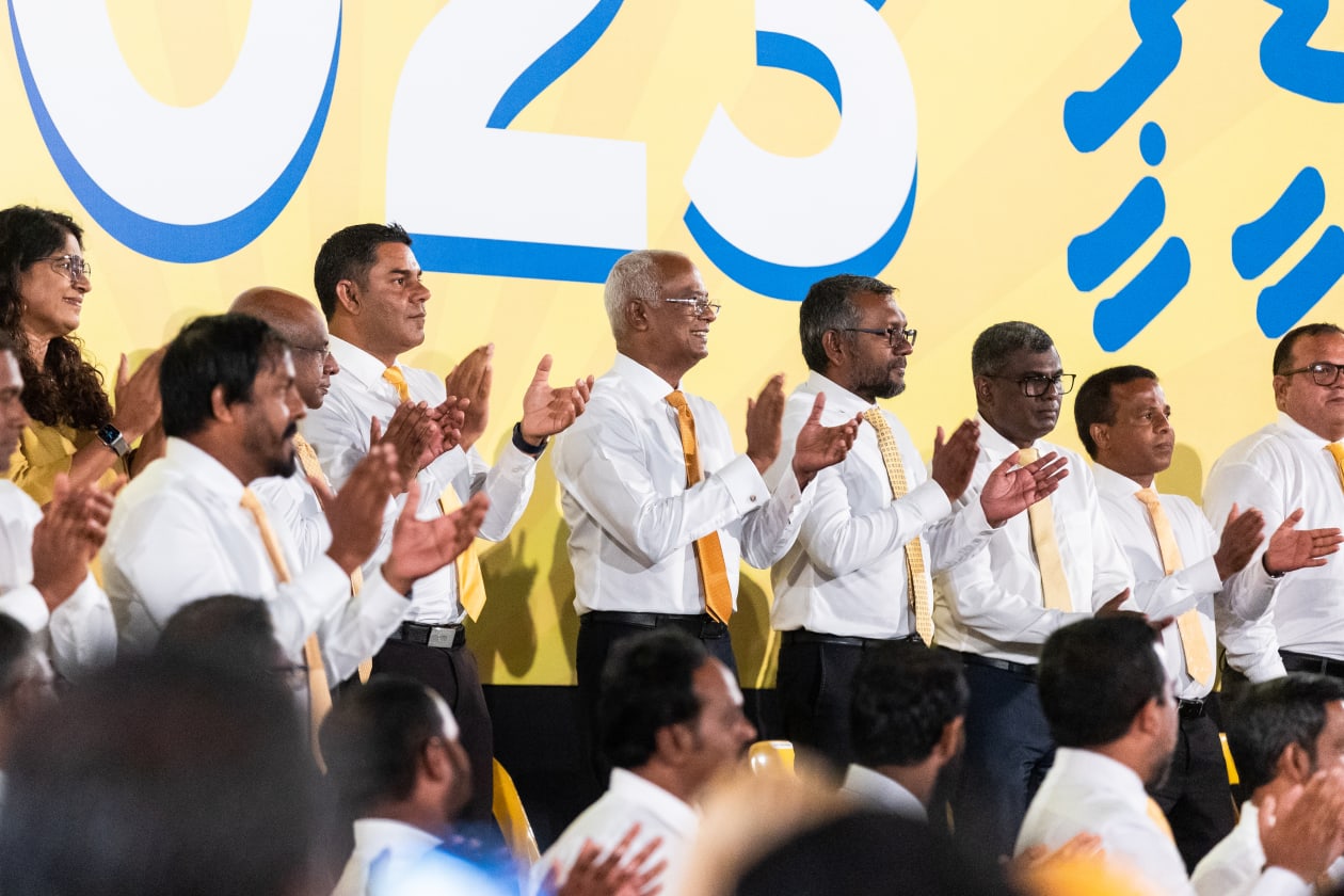 ފެބްރުއަރީ 17، 2023 - ވެރިކަން ކުރާ މޯލްޑިވިއަން ޑިމޮކްރަޓިކް ޕާޓީ (އެމްޑީޕީ) ގެ ރިޔާސީ ޓިކެޓު ރައީސް އިބްރާހިމް މުހައްމަދު ސޯލިހުއާ ހަވާލު ކުރުމަށް ބޭއްވި ރަސްމިއްޔާތުގައި އެމްޑީޕީގެ ލީޑާޝިޕްގެ ބޭފުޅުން ބައިވެރިވަނީ. --- ފޮޓޯ: މުހައްމަދު ޝާބިން/އަދަދު