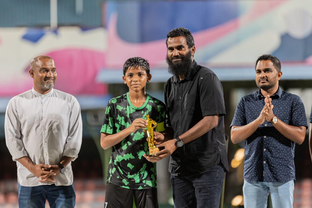 ޖޫން 11، 2023 - އެފްއޭއެމް 13 އަހަރުން ދަށުގެ އިންޓަ ސްކޫލް ފުޓްބޯޅަ މުބާރާތުގެ ފައިނަލުގައި އަހުމަދިއްޔާ އިންޓަނޭޝަނަލް ސްކޫލް އަތުން ކަލާފާނު މޮޅުވި މެޗުގެ ތެރެއިން. މި މެޗު އެ ޓީމުން ކާމިޔާބުކުރީ 3-0 އިން. މުބާރާތުގެ އެންމެ ގިނަ ގޯލު ޖެހި ކުޅުންތެރިޔާގެ މަގާމާއި އެންމެ މޮޅު ކުޅުންތެރިއަކީ ކަލާފާނުގެ ކެޕްޓަން، އިލްހާމް --- ފޮޓޯ: އަބްދުالله އިޔާން/އަދަދު