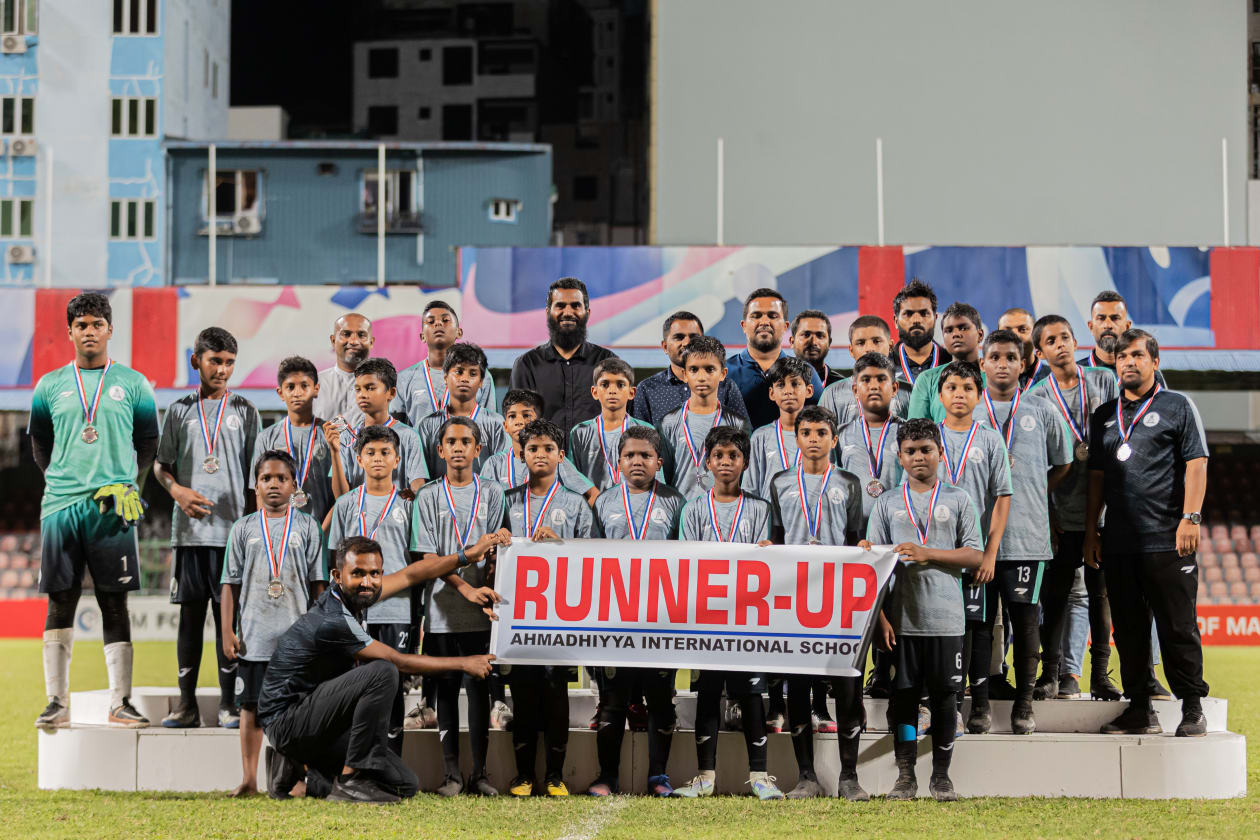 ޖޫން 11، 2023 - އެފްއޭއެމް 13 އަހަރުން ދަށުގެ އިންޓަ ސްކޫލް ފުޓްބޯޅަ މުބާރާތުގެ ފައިނަލުގައި އަހުމަދިއްޔާ އިންޓަނޭޝަނަލް ސްކޫލް އަތުން ކަލާފާނު މޮޅުވި މެޗުގެ ތެރެއިން. މި މެޗު އެ ޓީމުން ކާމިޔާބުކުރީ 3-0 އިން. މުބާރާތުގެ އެންމެ ގިނަ ގޯލު ޖެހި ކުޅުންތެރިޔާގެ މަގާމާއި އެންމެ މޮޅު ކުޅުންތެރިއަކީ ކަލާފާނުގެ ކެޕްޓަން، އިލްހާމް --- ފޮޓޯ: އަބްދުالله އިޔާން/އަދަދު