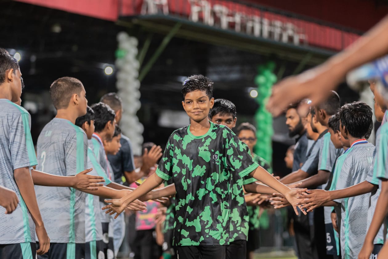 ޖޫން 11، 2023 - އެފްއޭއެމް 13 އަހަރުން ދަށުގެ އިންޓަ ސްކޫލް ފުޓްބޯޅަ މުބާރާތުގެ ފައިނަލުގައި އަހުމަދިއްޔާ އިންޓަނޭޝަނަލް ސްކޫލް އަތުން ކަލާފާނު މޮޅުވި މެޗުގެ ތެރެއިން. މި މެޗު އެ ޓީމުން ކާމިޔާބުކުރީ 3-0 އިން. މުބާރާތުގެ އެންމެ ގިނަ ގޯލު ޖެހި ކުޅުންތެރިޔާގެ މަގާމާއި އެންމެ މޮޅު ކުޅުންތެރިއަކީ ކަލާފާނުގެ ކެޕްޓަން، އިލްހާމް --- ފޮޓޯ: އަބްދުالله އިޔާން/އަދަދު