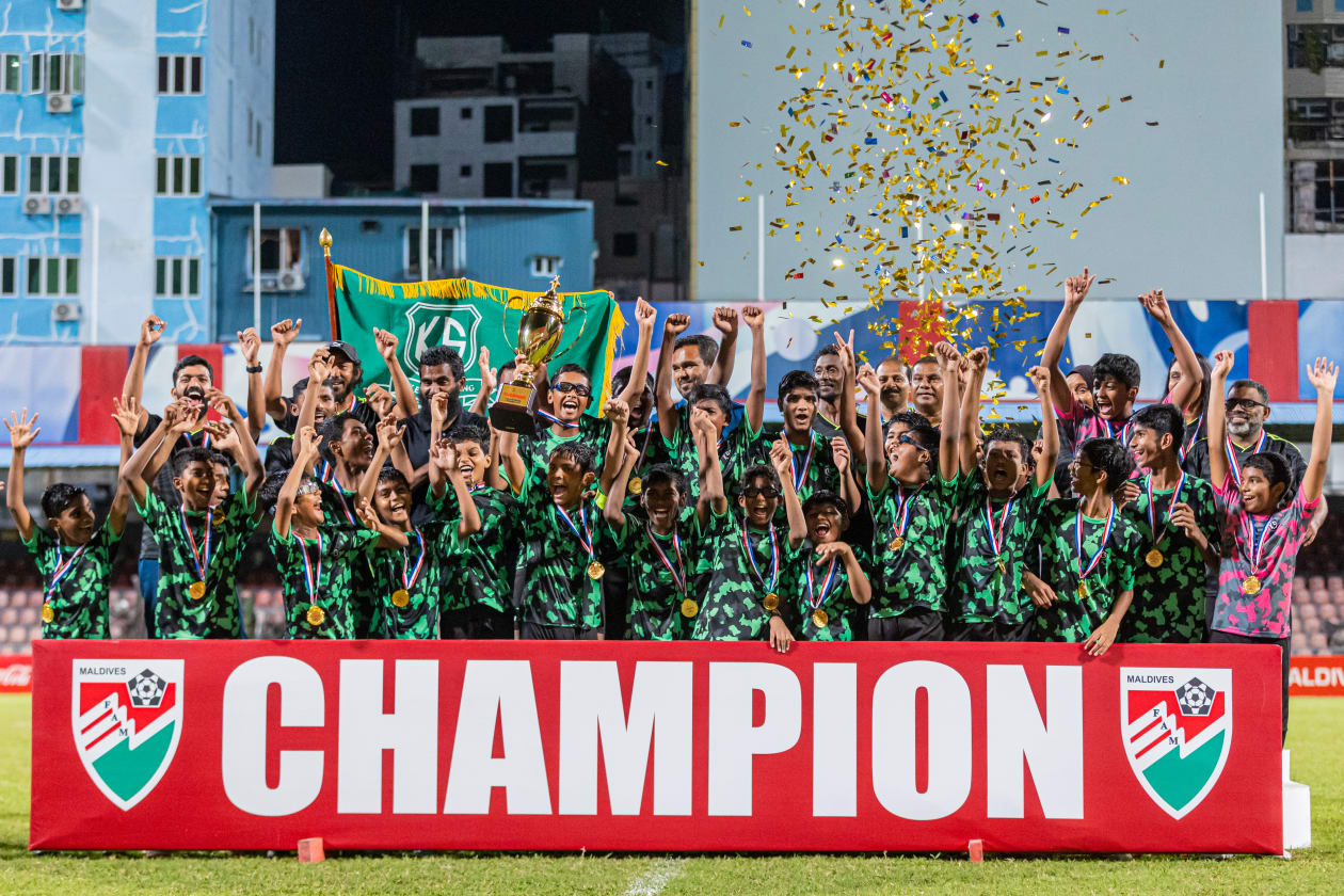 ޖޫން 11، 2023 - އެފްއޭއެމް 13 އަހަރުން ދަށުގެ އިންޓަ ސްކޫލް ފުޓްބޯޅަ މުބާރާތުގެ ފައިނަލުގައި އަހުމަދިއްޔާ އިންޓަނޭޝަނަލް ސްކޫލް އަތުން ކަލާފާނު މޮޅުވި މެޗުގެ ތެރެއިން. މި މެޗު އެ ޓީމުން ކާމިޔާބުކުރީ 3-0 އިން. މުބާރާތުގެ އެންމެ ގިނަ ގޯލު ޖެހި ކުޅުންތެރިޔާގެ މަގާމާއި އެންމެ މޮޅު ކުޅުންތެރިއަކީ ކަލާފާނުގެ ކެޕްޓަން، އިލްހާމް --- ފޮޓޯ: އަބްދުالله އިޔާން/އަދަދު