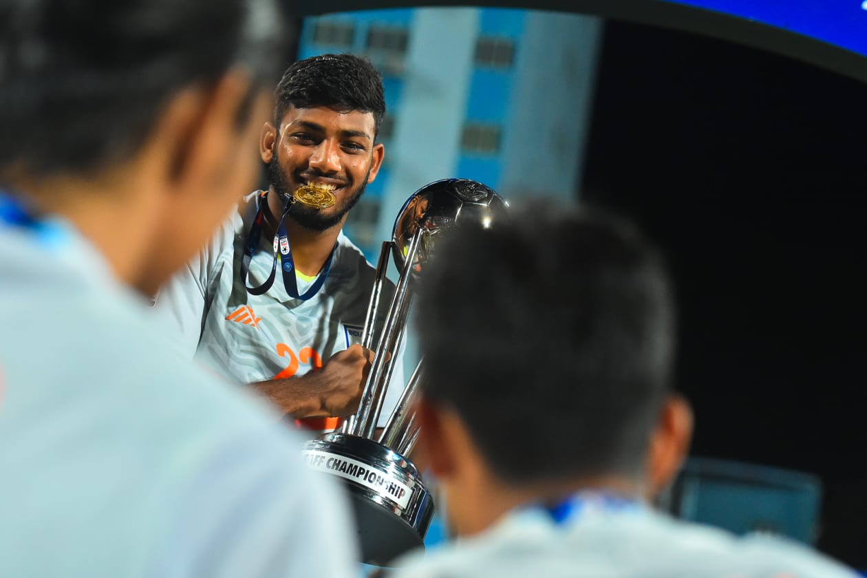 އޮކްޓޯބަރު 16، 2021: ސާފް ޗެމްޕިއަންޝިޕް 2021ގެ ފައިނަލް މެޗަށް ފަހު، އިންޑިއާ ޓީމްގެ ކުޅުންތެރިން ތައްޓާއެކު އުފާފާޅުކުރަނީ -- ފޮޓޯ: ހުސައިން ވަހީދު / އަދަދު