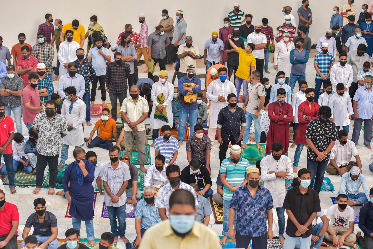 ކޮވިޑްގެ ހާލަތު މާލޭގައި އޮތް ގޮތުން މިދިޔަ އަހަރުގެ ދެ އީދާއި މި އަހަރުގެ ފިތުރު އީދު ނަމާދު މާލޭ ސިޓީގައި ނުކުރެ އެވެ. ނަމަވެސް، ކޮވިޑްގެ ހާލަތަށް އައި ބަދަލާއެކު މި އީދުގެ ނަމާދު ޖަމާއަތުގައި މާލޭގައި މިއަދު ވަނީ ކޮށްފަ އެވެ. މި ނަމާދުގެ ޖަމާއަތަށް ކުދިބޮޑު، ދެ ޖިންސުގެ މީހުން ޖަމާވި އެވެ. - ފޮޓޯ: ހުސެއިން ޝަޔާހު / އަދަދު