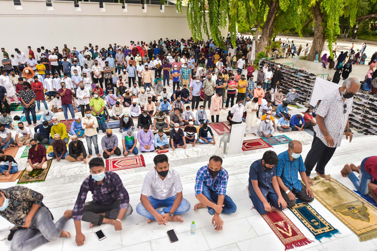 ކޮވިޑްގެ ހާލަތު މާލޭގައި އޮތް ގޮތުން މިދިޔަ އަހަރުގެ ދެ އީދާއި މި އަހަރުގެ ފިތުރު އީދު ނަމާދު މާލޭ ސިޓީގައި ނުކުރެ އެވެ. ނަމަވެސް، ކޮވިޑްގެ ހާލަތަށް އައި ބަދަލާއެކު މި އީދުގެ ނަމާދު ޖަމާއަތުގައި މާލޭގައި މިއަދު ވަނީ ކޮށްފަ އެވެ. މި ނަމާދުގެ ޖަމާއަތަށް ކުދިބޮޑު، ދެ ޖިންސުގެ މީހުން ޖަމާވި އެވެ. - ފޮޓޯ: ހުސެއިން ޝަޔާހު / އަދަދު