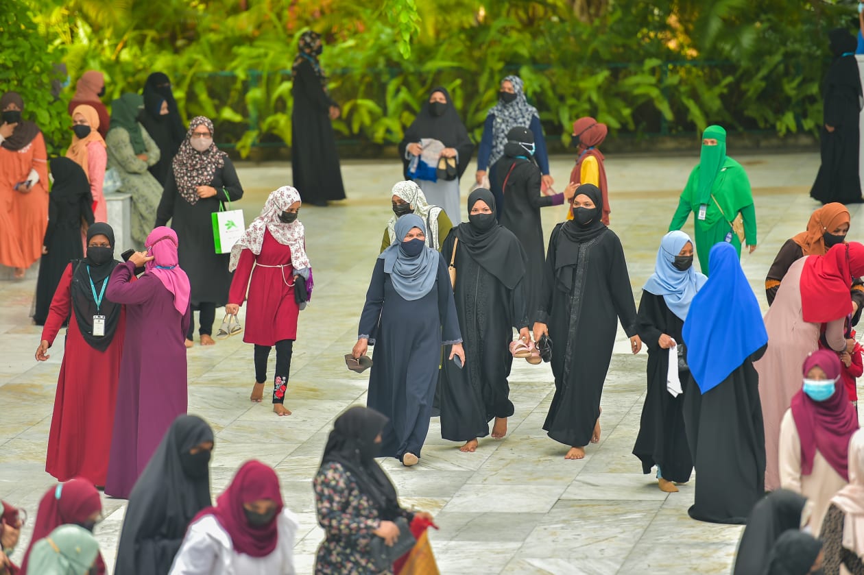 ކޮވިޑްގެ ހާލަތު މާލޭގައި އޮތް ގޮތުން މިދިޔަ އަހަރުގެ ދެ އީދާއި މި އަހަރުގެ ފިތުރު އީދު ނަމާދު މާލޭ ސިޓީގައި ނުކުރެ އެވެ. ނަމަވެސް، ކޮވިޑްގެ ހާލަތަށް އައި ބަދަލާއެކު މި އީދުގެ ނަމާދު ޖަމާއަތުގައި މާލޭގައި މިއަދު ވަނީ ކޮށްފަ އެވެ. މި ނަމާދުގެ ޖަމާއަތަށް ކުދިބޮޑު، ދެ ޖިންސުގެ މީހުން ޖަމާވި އެވެ. - ފޮޓޯ: ހުސެއިން ޝަޔާހު / އަދަދު