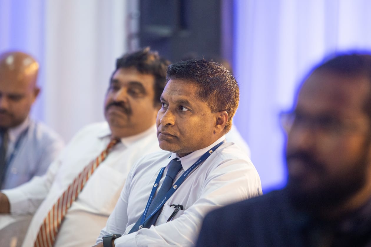 އެމްޕީއެލުން ޒުވާނުން ވަޒީފާގެ މާހައުލަށް އަހުލުވެރިކޮށް ތަމްރީނު ކުރުމަށް ކުރިއަށް ގެންދިޔަ އެޕްރެންޓިސްޝިޕް ޕްރޮގްރާމް 20 ޒުވާނަކު ފުރިހަމަކުރުން: އެ ޒުވާނުންގެ ތެރޭން 18 ޒުވާނުންނަށް އެމްޕީއެލްގެ ދާއިމީ ވަޒީފާ ވަނީ ހަމަޖައްސައިދީފައި - ފޮޓޯ: އަބްދުالله އިޔާން / އަދަދު 