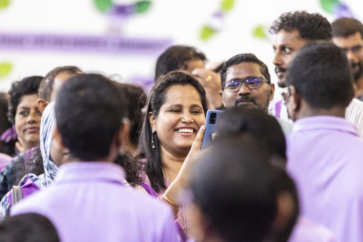އޮކޮޓޯބަރ 5، 2022 - ހިރިޔާ ސްކޫލުގައި މަސައްކަތްކުރާ މުވައްޒަފުންގެ އަގުވަޒަން ކުރުމުގެ ގޮތުން ބޭއްވި ހާއްސަ އެސެމްބްލީގެ ތެރެއިން --- ފޮޓޯ؛ މުހައްމަދު ޝާބިން / އަދަދު