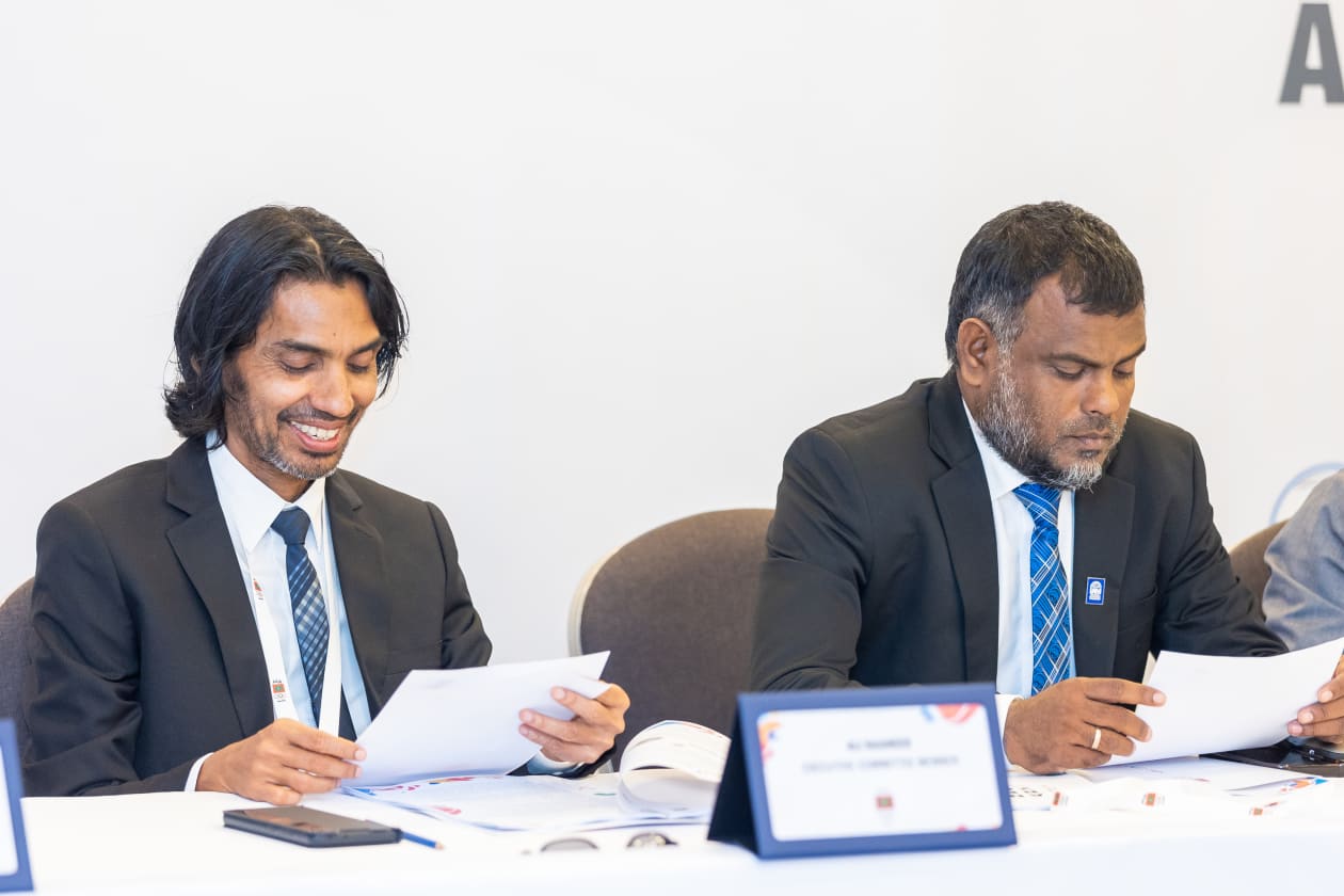 މާޗް 5، 2023 - މޯލްޑިވްސް އޮލިމްޕިކްސް ކޮމިޓީ (އެމްއޯސީ)ގެ އަހަރީ އާންމު ޖަލްސާ ބާއްވާފައިވަނީ ހެންވޭރު މީރުމާގެ ކާނިމާ މާލަމުގައި އިއްޔެ، މި ބައްދަލުވުމުގައި މި އަހަރު ރާއްޖޭން ބައިވެރިވާ ބައިނަލްއަގުވާމީ ފަސް ގޭމްސް އަށް ހަރަދުހިނގާނެ މިންވަރަށް ބަލައި 72 މިލިއަން ރުފިޔާގެ ބަޖެޓެއް ފާސްކުރި.-- ފޮޓޯ: މުހައްމަދު ޝާބިން/ އަދަދު