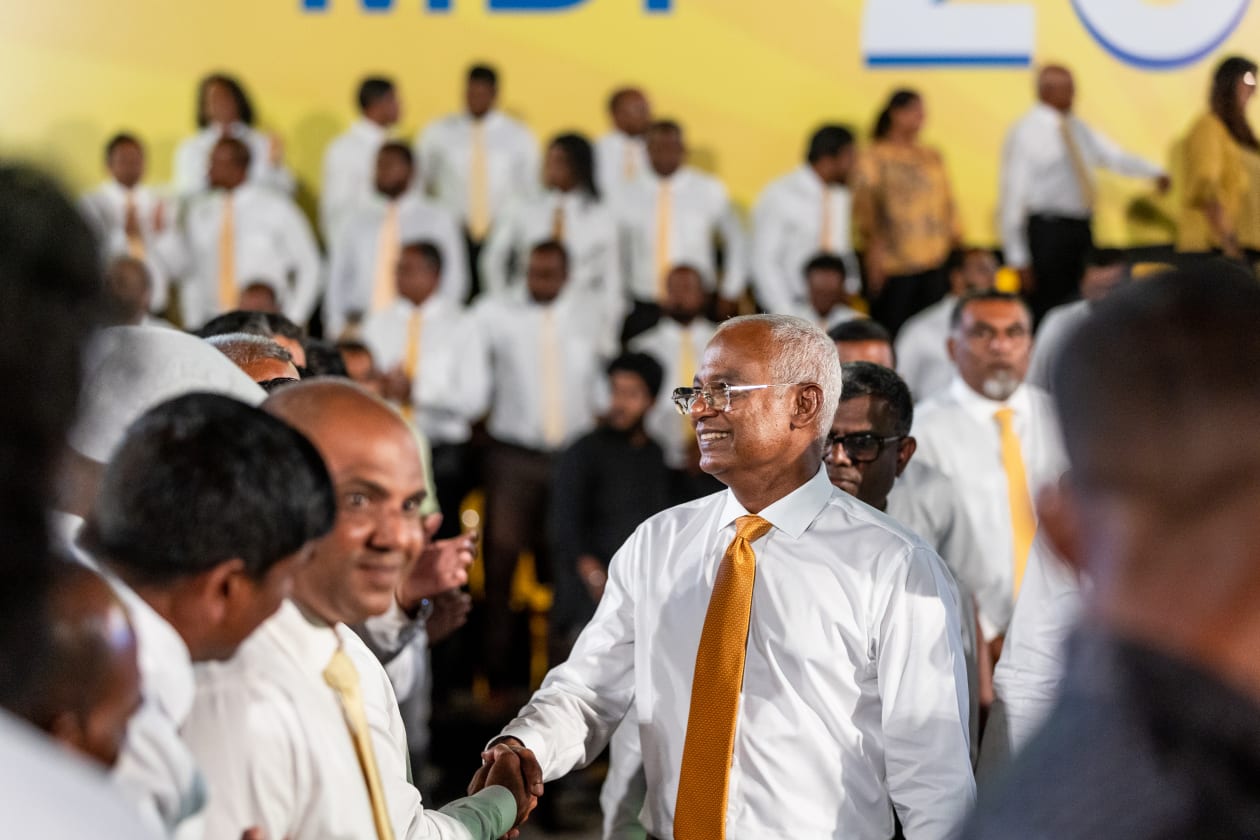 ފެބްރުއަރީ 17، 2023 - ވެރިކަން ކުރާ މޯލްޑިވިއަން ޑިމޮކްރަޓިކް ޕާޓީ (އެމްޑީޕީ) ގެ ރިޔާސީ ޓިކެޓު ރައީސް އިބްރާހިމް މުހައްމަދު ސޯލިހުއާ ހަވާލު ކުރުމަށް ބޭއްވި ރަސްމިއްޔާތަށް އެމަނިކުފާނު ވަޑައިގަންނަވަނީ. ޕްރައިމަރީގައި ރައީސް ކުރި ހޯއްދެވީ 61 އިންސައްތަ ވޯޓު ހޯއްދަވައިގެން --- ފޮޓޯ: މުހައްމަދު ޝާބިން/އަދަދު