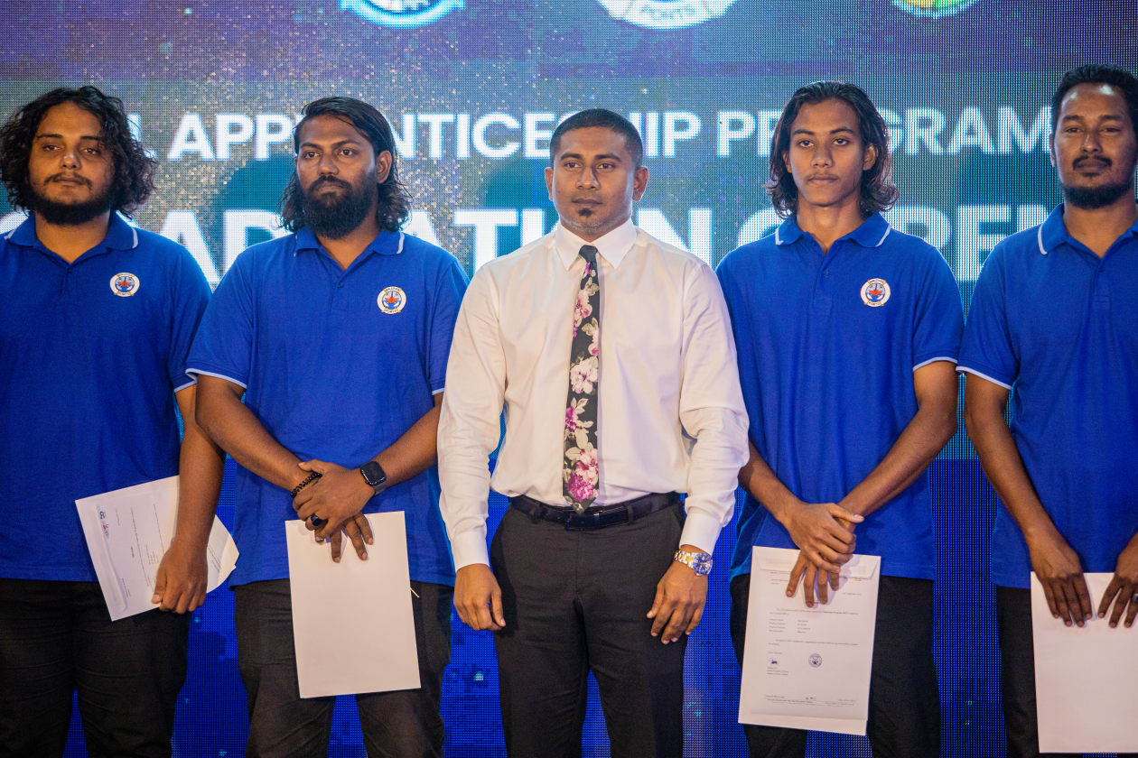 އެމްޕީއެލުން ޒުވާނުން ވަޒީފާގެ މާހައުލަށް އަހުލުވެރިކޮށް ތަމްރީނު ކުރުމަށް ކުރިއަށް ގެންދިޔަ އެޕްރެންޓިސްޝިޕް ޕްރޮގްރާމް 20 ޒުވާނަކު ފުރިހަމަކުރުން: އެ ޒުވާނުންގެ ތެރޭން 18 ޒުވާނުންނަށް އެމްޕީއެލްގެ ދާއިމީ ވަޒީފާ ވަނީ ހަމަޖައްސައިދީފައި - ފޮޓޯ: އަބްދުالله އިޔާން / އަދަދު 