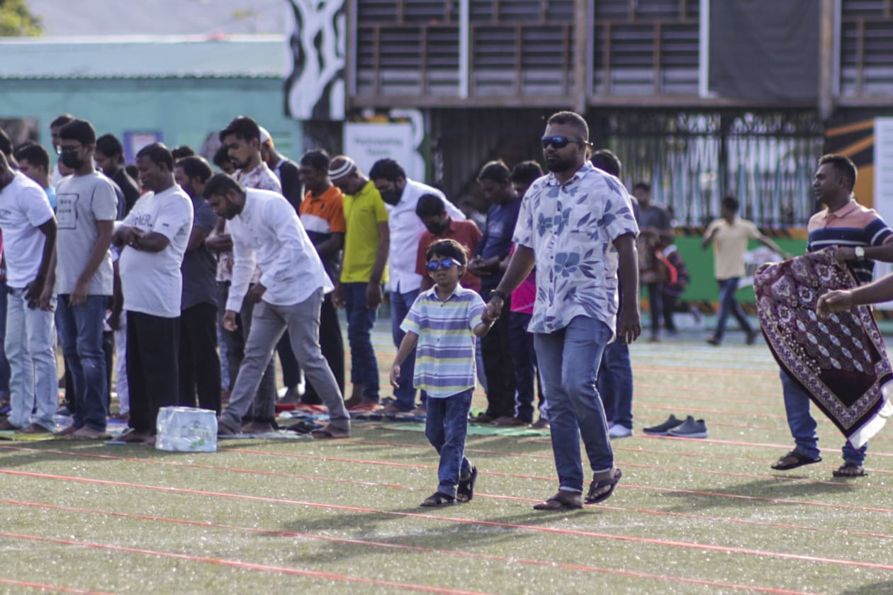 9 ޖުލައި، 2022 - އީދު ނަމާދުގެ ބޮޑު ޖަމާއަތުގެ ތެރެއިން. މި އަހަރު އަޟްހާ އީދުގެ ބޮޑު ޖަމާއަތް އޮތީ މާފަންނު ސްޓޭޑިއަމްގަ އެވެ. އީދު ނަމާދުގެ ބޮޑު ޖަމާއަތުން ދުވަސް ފަށާއިރު، އީދު ދުވަހަކީ އަހަރުގައި އަންނަ އެންމެ މާތް ދުވަސްތަކުގެ ތެރެއިން އެންމެ ފަހު ދުވަސްކަން ހުތުބާގައި ހަނދާންކޮށްދިނެވެ. ގިނަ އަދަދެއްގެ ބަޔަކު ވަނީ މިފަހަރު އީދު ނަމާދުގައިވެސް ބައިވެރިވެފަ އެވެ --- ފޮޓޯ؛ މުހައްމަދު ޝާބިން / އަދަަދު