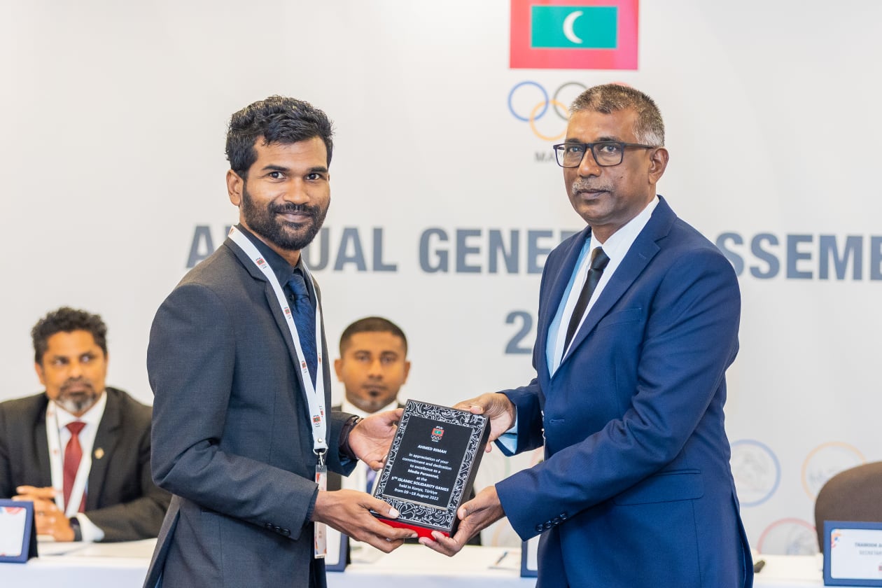 މާޗް 5، 2023 - މޯލްޑިވްސް އޮލިމްޕިކްސް ކޮމިޓީ (އެމްއޯސީ)ގެ އަހަރީ އާންމު ޖަލްސާ ބާއްވާފައިވަނީ ހެންވޭރު މީރުމާގެ ކާނިމާ މާލަމުގައި އިއްޔެ، މި ބައްދަލުވުމުގައި މި އަހަރު ރާއްޖޭން ބައިވެރިވާ ބައިނަލްއަގުވާމީ ފަސް ގޭމްސް އަށް ހަރަދުހިނގާނެ މިންވަރަށް ބަލައި 72 މިލިއަން ރުފިޔާގެ ބަޖެޓެއް ފާސްކުރި.-- ފޮޓޯ: މުހައްމަދު ޝާބިން/ އަދަދު