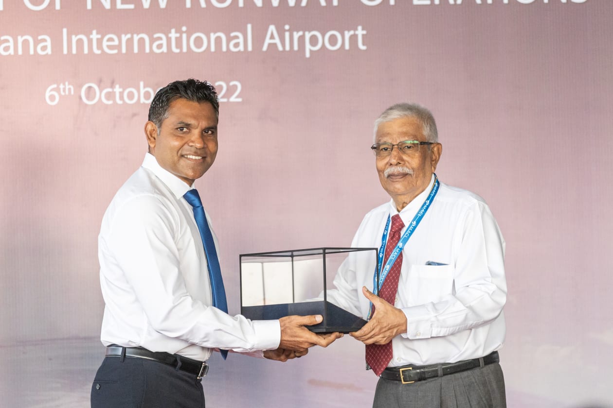 އޮކްޓޯބަރ 6، 2022 - އާ ރަންވޭ ހުޅުވަން ތައްޔާރުވުމަށްޓަކައި ރޭ 11:00 އިން ފެށިގެން އެއާޕޯޓުގެ ވައިގެ ދަތުރުފަތުރުގެ ހަރަކާތްތައް އަށް ގަޑިއިރަށް މެދުކަނޑައިލި އެވެ. ކުރީގެ ރަންވޭއިން އެންމެ ފަހުން ފުރީ ޓާކިޝް އެއާލައިން އެވެ. އާ ރަންވޭއަށް ޖެއްސި ފުރަތަމަ ޖެއްސި ފުރަތަމަ ޖެއްސީ އެމިރޭޓްސް އެއާލައިންގެ ފްލައިޓެވެ.--- ފޮޓޯ: އަބްދުﷲ އިޔާން/ އަދަދު