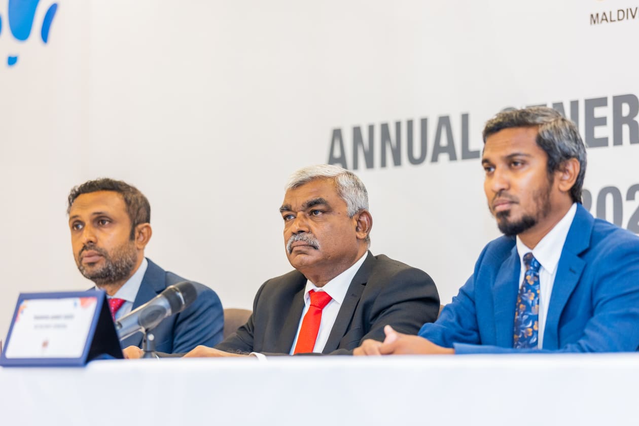 މާޗް 5، 2023 - މޯލްޑިވްސް އޮލިމްޕިކްސް ކޮމިޓީ (އެމްއޯސީ)ގެ އަހަރީ އާންމު ޖަލްސާ ބާއްވާފައިވަނީ ހެންވޭރު މީރުމާގެ ކާނިމާ މާލަމުގައި އިއްޔެ، މި ބައްދަލުވުމުގައި މި އަހަރު ރާއްޖޭން ބައިވެރިވާ ބައިނަލްއަގުވާމީ ފަސް ގޭމްސް އަށް ހަރަދުހިނގާނެ މިންވަރަށް ބަލައި 72 މިލިއަން ރުފިޔާގެ ބަޖެޓެއް ފާސްކުރި.-- ފޮޓޯ: މުހައްމަދު ޝާބިން/ އަދަދު