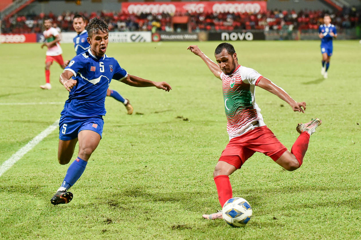 މާލެ: އުރީދޫ ސާފް ޗެމްޕިއަންޝިޕްގައި ނޭޕާލުން ވަނީ ފުރަތަމަ މެޗުގައި ރާއްޖެ 1-0 އިން ބަލިކޮށްފައި: މިއީ ސާފް ޗެމްޕިއަންޝިޕްގެ ތާރީހުގައި ނޭޕާލުން ރާއްޖެ އަތުން މޮޅުވި ފުރަަތަމަ ފަހަރު: ރާއްޖޭގެ ހަމްޕު (ކ) ބޯޅަ ފޮނުވާލަނީ.-- އަދަދު ފޮޓޯ: ހުސެއިން ވަހީދު/ ހުސެއިން ޝަޔާހު 