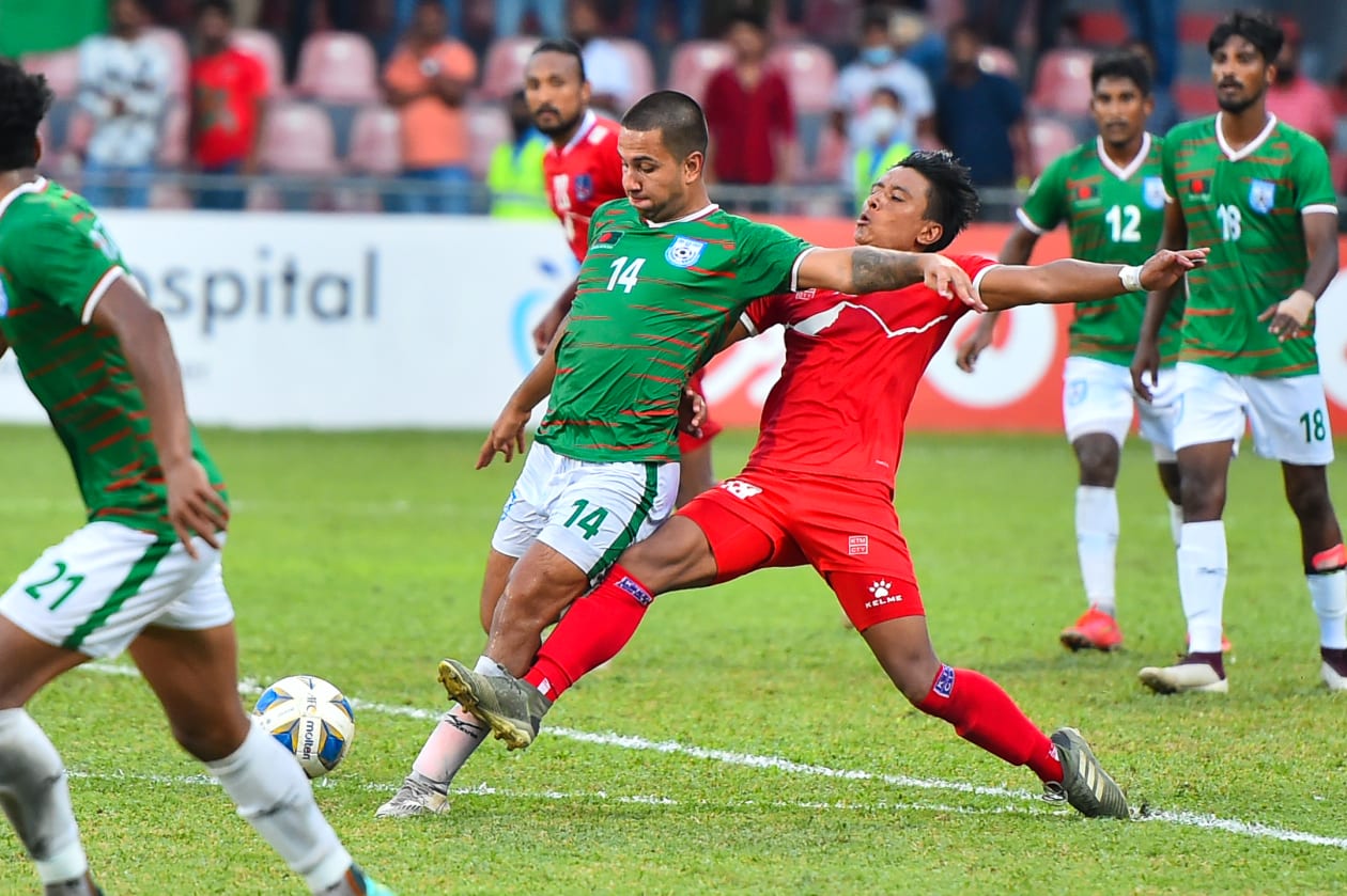 އޮކްޓޯބަރު 13، 2021: އުރީދޫ ސާފް ޗެމްޕިއަން ޝިޕްގައި ބަންގްލަދޭޝް އާއި ނޭޕާލް ބައްދަލުކުރި މެޗްގެ ތެރެއިން. --ފޮޓޯ: ހުސެއިން ވަހީދު/ އަދަދު