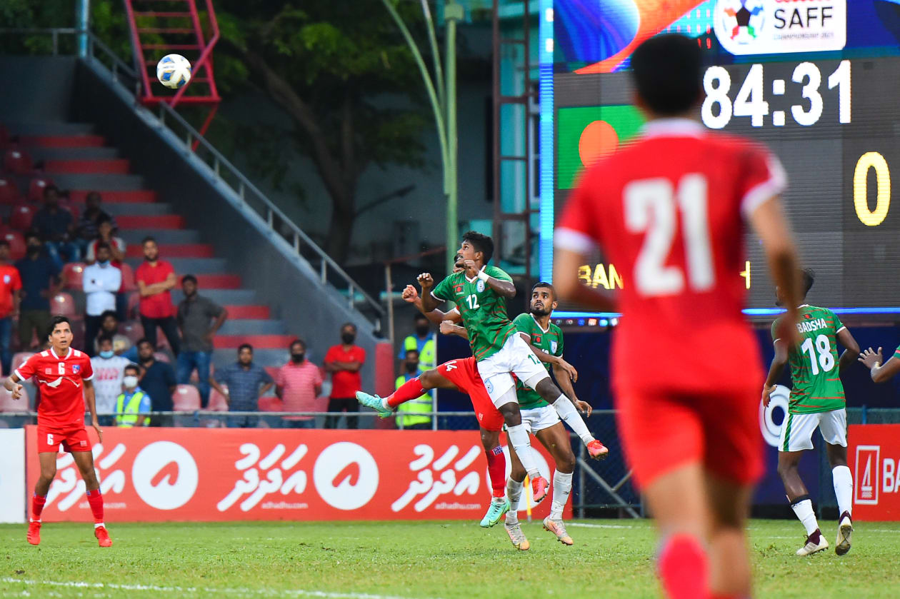އޮކްޓޯބަރު 13، 2021: އުރީދޫ ސާފް ޗެމްޕިއަން ޝިޕްގައި ބަންގްލަދޭޝް އާއި ނޭޕާލް ބައްދަލުކުރި މެޗްގެ ތެރެއިން. --ފޮޓޯ: ހުސެއިން ވަހީދު/ އަދަދު