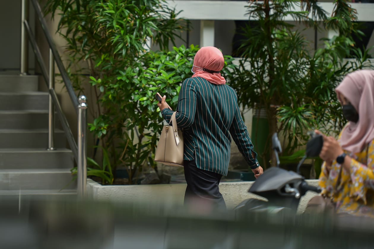 "ވޯކް ފްރޮމް ހޯމް" ނިމުމަކަށް ގެނެސް، ސަރުކާރުގެ ހުރިހާ މުވައްޒަފުން މިއަދު ވަނީ އާންމު އުސޫލުން އޮފީސްތަކަށް ނުކުމެފަ އެވެ. އާންމު އުސޫލުން އޮފީސްތަކަށް މުވައްޒަފުން މި ނުކުތީ އެއް އަހަރަށްވުރެ ގިނަ ދުވަހު ހާއްސަ އުސޫލަކުން އަމަލުކުރުމަށްފަހު އެވެ. ފޮޓޯ: ހުސެއިން ޝަޔާހު / އަދަދު