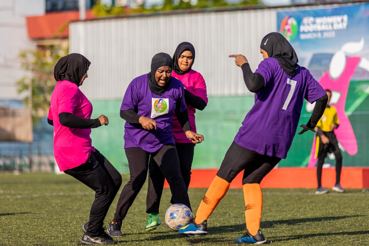 މާޗު 12، 2023 - އޭއެފްސީ ވިމެންސް ޑޭ ފާހަގަކުރުމުގެ ގޮތުން ފުޓްބޯލް އެސޯސިއޭޝަން އޮފް މޯލްޑިވްސް (އެފްއޭއެމް) އިން އިންތިޒާމްކުރި އިވެންޓްގައި އެކި ދާއިރާތަކުގެ އަންހެން ކަނބަލުން ވަނީ ބައިވެރިވެފައި:އަންހެން ފުޓްބޯޅައިގެ ފޯރިގަދަ މެޗުތަކެއް ކުރިއަށްދިޔައިރު، މި އިވެންޓް ބޭއްވީ މާފަންނު ޓާފްގައި.-- ފޮޓޯ: މުހައްމަދު ޝާބިން/ އަދަދު