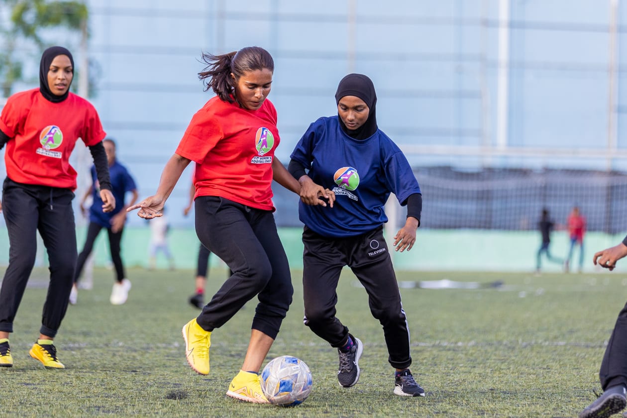 މާޗު 12، 2023 - އޭއެފްސީ ވިމެންސް ޑޭ ފާހަގަކުރުމުގެ ގޮތުން ފުޓްބޯލް އެސޯސިއޭޝަން އޮފް މޯލްޑިވްސް (އެފްއޭއެމް) އިން އިންތިޒާމްކުރި އިވެންޓްގައި އެކި ދާއިރާތަކުގެ އަންހެން ކަނބަލުން ވަނީ ބައިވެރިވެފައި:އަންހެން ފުޓްބޯޅައިގެ ފޯރިގަދަ މެޗުތަކެއް ކުރިއަށްދިޔައިރު، މި އިވެންޓް ބޭއްވީ މާފަންނު ޓާފްގައި.-- ފޮޓޯ: މުހައްމަދު ޝާބިން/ އަދަދު