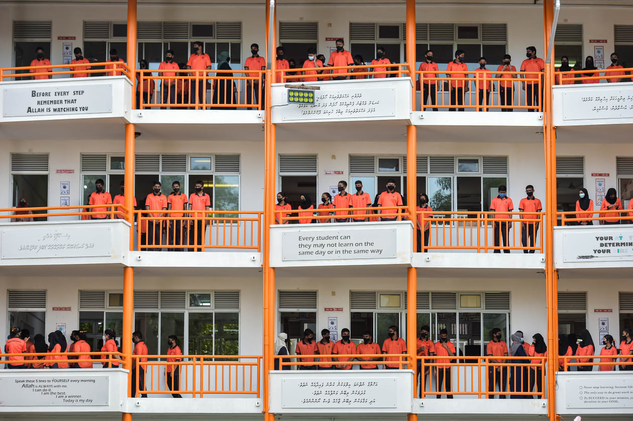 ކްލާސް ރޫމްތަކުގެ ކުރިމަތީގައި އެސެމްބްލީއަށް ދަރިވަރުން މަޑުކޮށްލައިގެން. ފުރަތަމަ ހަފުތާގައި ކިޔެވުން ގެންދަން ހަމަޖައްސާފައި އޮތީ ވަގުތު މަދުކޮށް.. ފޮޓޯ: ހުސެއިން ޝަޔާހު / އަދަދު