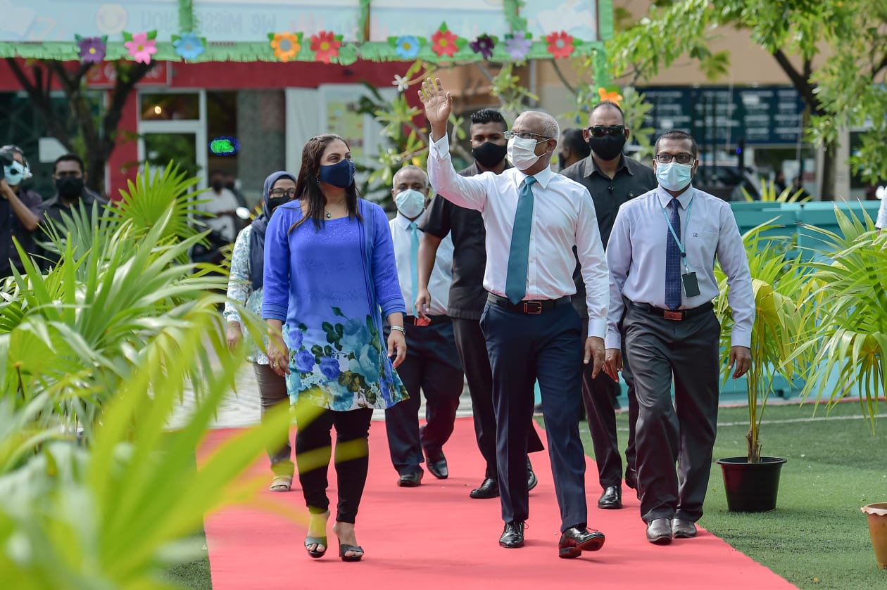 ރައީސް އިބްރާހިމް މުހައްމަދު ސޯލިހް ރެހެންދި ސްކޫލަށް ވަޑައިގެން ދަރިވަރުންނަށް އިޝާރާތް ކުރައްވަނީ. ރައީސްގެ އިލްތިމާސަކީ ދަރިވަރުންގެ ރައްކާތެރިކަމަށް ސްކޫލްތަކުން ވިސްނުން.. ފޮޓޯ: ހުސެއިން ޝަޔާހު / އަދަދު