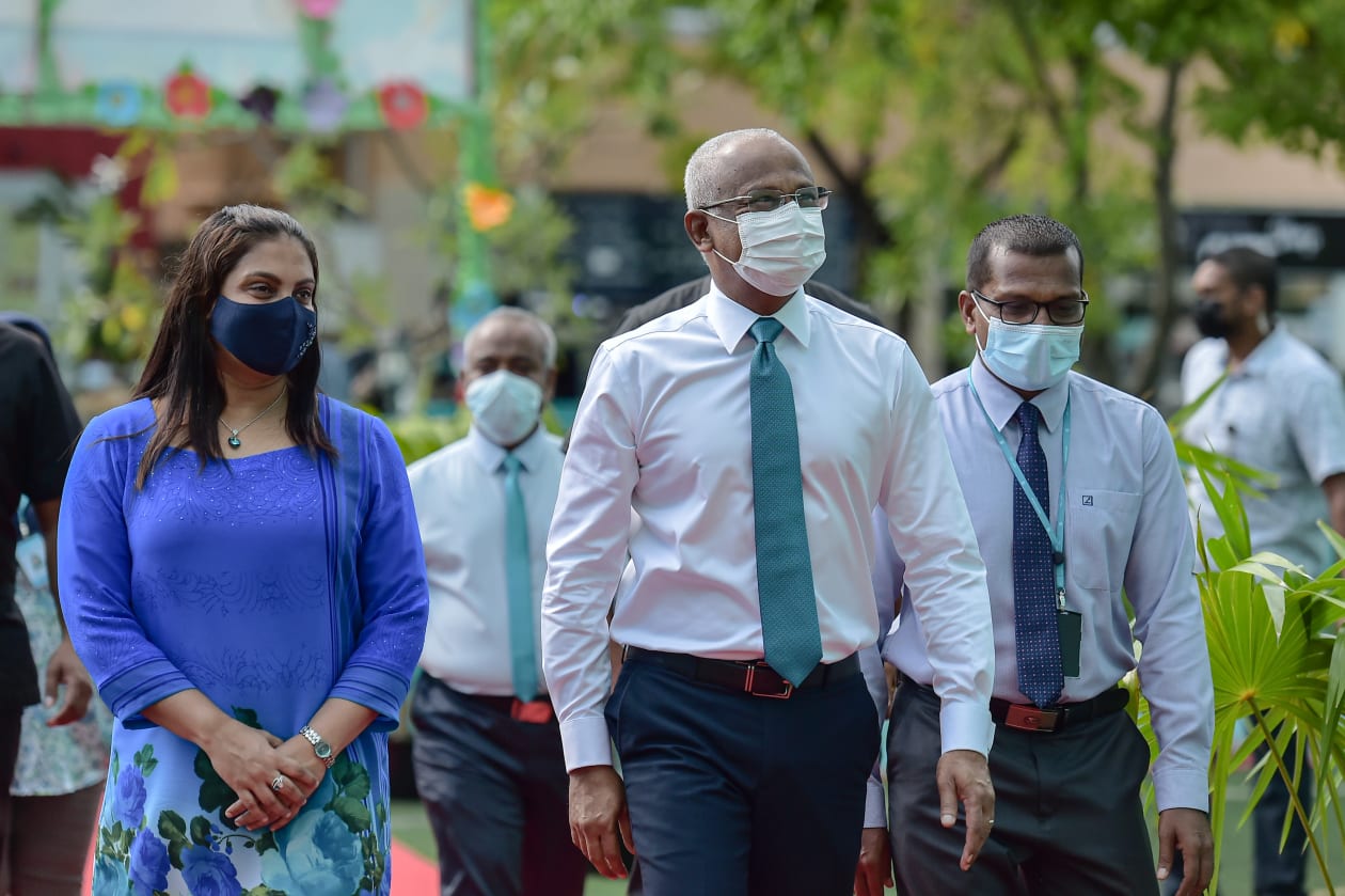 ރައީސް އިބްރާހިމް މުހައްމަދު ސޯލިހާއި އެޑިއުކޭޝަން މިނިސްޓަރު އައިޝަތު އަލީ ހުޅުމާލޭ ރެހެންދި ސްކޫލްގައި. ކޮވިޑުގެ ދަތި އުނދަގުލުގައި ދަރިވަރުންގެ ކިޔެވުން ނުހުއްޓި ކުރިއަށް ގެންދަން ތައުލީމި ދާއިރާގެ މަސައްކަތް ފާހަގަކުރެއްވި.. ފޮޓޯ: ހުސެއިން ޝަޔާހު / އަދަދު
