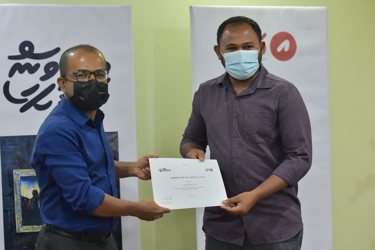 މޯލްޑިވިއަން އާޓިސްޓް ކޮމިއުނިޓީ (މެކް) އާ ގުޅިގެން "އަދަދު"ން ކުރިއަށް ގެންދިޔަ "މިނިވަން ފިހި" ކުރެހުމުގެ މުބާރާތް ނިންމުމުގެ ހަފުލާގެ ތެރެއިން: މި ހަފުލާގައި ޓޫރިޒަމް މިނިސްޓަރު އަބްދުﷲ މައުސޫމް ބައިވެރިވެވަޑައިގެންނެވިއިރު ވަނަވަނައަށް ދިޔަ ކުރެހުންތެރިންނަށް ވަނީ އިނާމް ހަވާލުކޮށްފަ އެވެ. - ފޮޓޯ: ހުސެއިން ޝަޔާހު / އަދަދު