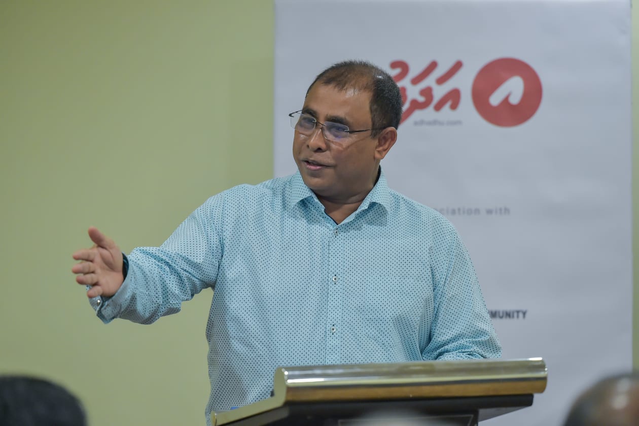މޯލްޑިވިއަން އާޓިސްޓް ކޮމިއުނިޓީ (މެކް) އާ ގުޅިގެން "އަދަދު"ން ކުރިއަށް ގެންދިޔަ "މިނިވަން ފިހި" ކުރެހުމުގެ މުބާރާތް ނިންމުމުގެ ހަފުލާގެ ތެރެއިން: މި ހަފުލާގައި ޓޫރިޒަމް މިނިސްޓަރު އަބްދުﷲ މައުސޫމް ބައިވެރިވެވަޑައިގެންނެވިއިރު ވަނަވަނައަށް ދިޔަ ކުރެހުންތެރިންނަށް ވަނީ އިނާމް ހަވާލުކޮށްފަ އެވެ. - ފޮޓޯ: ހުސެއިން ޝަޔާހު / އަދަދު