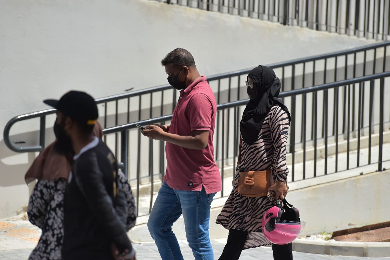 ފްލެޓް ލިބުނު މީހުން ފްލެޓް ބެލުމަށް ވަންނަނީ.. ފޮޓޯ: ހުސައިން ޝަޔާޙް / އަދަދު