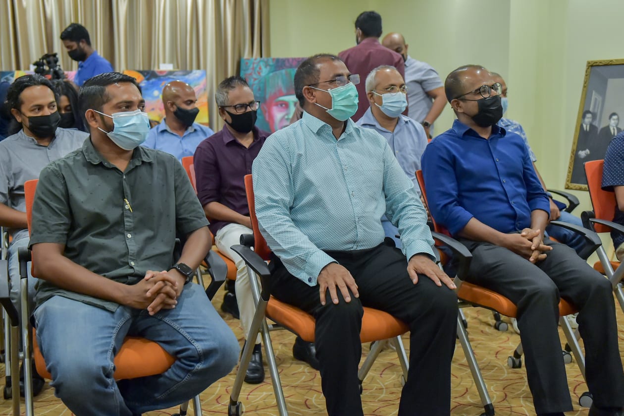 މޯލްޑިވިއަން އާޓިސްޓް ކޮމިއުނިޓީ (މެކް) އާ ގުޅިގެން "އަދަދު"ން ކުރިއަށް ގެންދިޔަ "މިނިވަން ފިހި" ކުރެހުމުގެ މުބާރާތް ނިންމުމުގެ ހަފުލާގެ ތެރެއިން: މި ހަފުލާގައި ޓޫރިޒަމް މިނިސްޓަރު އަބްދުﷲ މައުސޫމް ބައިވެރިވެވަޑައިގެންނެވިއިރު ވަނަވަނައަށް ދިޔަ ކުރެހުންތެރިންނަށް ވަނީ އިނާމް ހަވާލުކޮށްފަ އެވެ. - ފޮޓޯ: ހުސެއިން ޝަޔާހު / އަދަދު