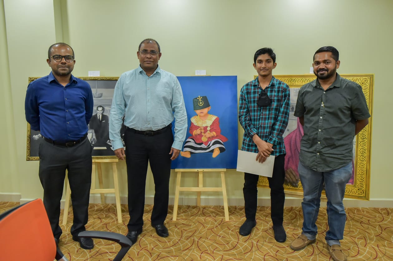 މޯލްޑިވިއަން އާޓިސްޓް ކޮމިއުނިޓީ (މެކް) އާ ގުޅިގެން "އަދަދު"ން ކުރިއަށް ގެންދިޔަ "މިނިވަން ފިހި" ކުރެހުމުގެ މުބާރާތް ނިންމުމުގެ ހަފުލާގެ ތެރެއިން: މި ހަފުލާގައި ޓޫރިޒަމް މިނިސްޓަރު އަބްދުﷲ މައުސޫމް ބައިވެރިވެވަޑައިގެންނެވިއިރު ވަނަވަނައަށް ދިޔަ ކުރެހުންތެރިންނަށް ވަނީ އިނާމް ހަވާލުކޮށްފަ އެވެ. - ފޮޓޯ: ހުސެއިން ޝަޔާހު / އަދަދު