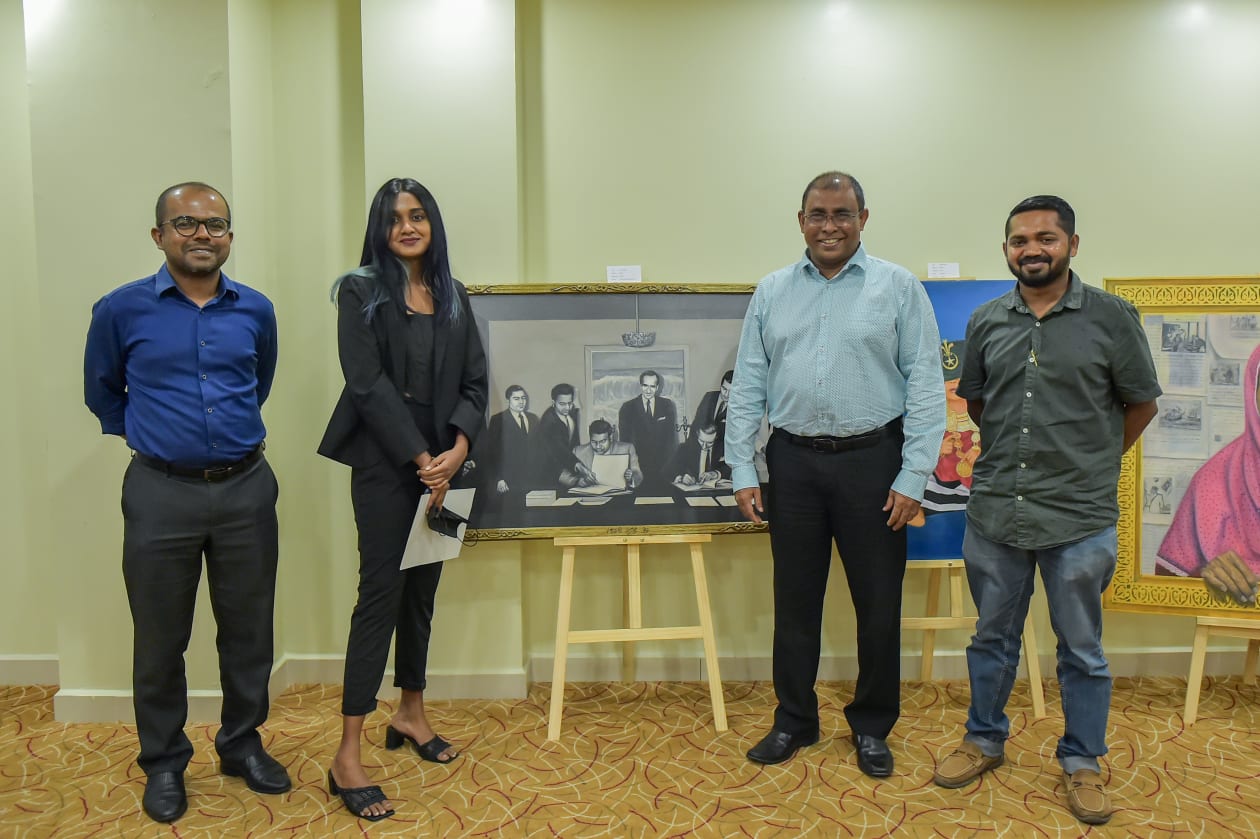 މޯލްޑިވިއަން އާޓިސްޓް ކޮމިއުނިޓީ (މެކް) އާ ގުޅިގެން "އަދަދު"ން ކުރިއަށް ގެންދިޔަ "މިނިވަން ފިހި" ކުރެހުމުގެ މުބާރާތް ނިންމުމުގެ ހަފުލާގެ ތެރެއިން: މި ހަފުލާގައި ޓޫރިޒަމް މިނިސްޓަރު އަބްދުﷲ މައުސޫމް ބައިވެރިވެވަޑައިގެންނެވިއިރު ވަނަވަނައަށް ދިޔަ ކުރެހުންތެރިންނަށް ވަނީ އިނާމް ހަވާލުކޮށްފަ އެވެ. - ފޮޓޯ: ހުސެއިން ޝަޔާހު / އަދަދު