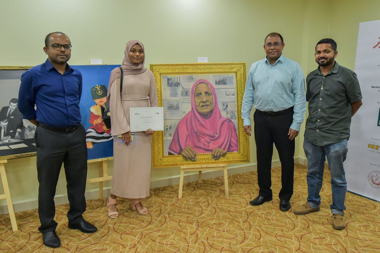 މޯލްޑިވިއަން އާޓިސްޓް ކޮމިއުނިޓީ (މެކް) އާ ގުޅިގެން "އަދަދު"ން ކުރިއަށް ގެންދިޔަ "މިނިވަން ފިހި" ކުރެހުމުގެ މުބާރާތް ނިންމުމުގެ ހަފުލާގެ ތެރެއިން: މި ހަފުލާގައި ޓޫރިޒަމް މިނިސްޓަރު އަބްދުﷲ މައުސޫމް ބައިވެރިވެވަޑައިގެންނެވިއިރު ވަނަވަނައަށް ދިޔަ ކުރެހުންތެރިންނަށް ވަނީ އިނާމް ހަވާލުކޮށްފަ އެވެ. - ފޮޓޯ: ހުސެއިން ޝަޔާހު / އަދަދު