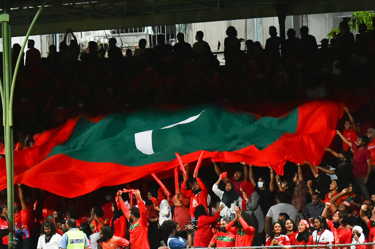 ސާފް ޗެމްޕިއަންޝިޕް 2021ގައި ރާއްޖެ ކުޅުނު ދެވަނަ މެޗުގައި ބަނގްލަދޭޝް ކޮޅަށް ގޯލު ޖެހުމުން ސަޕޯޓަރުން އުފާފާޅުކުރަނީ - ފޮޓޯ: ހުސައިން ޝަޔާހް / އަދަދު
