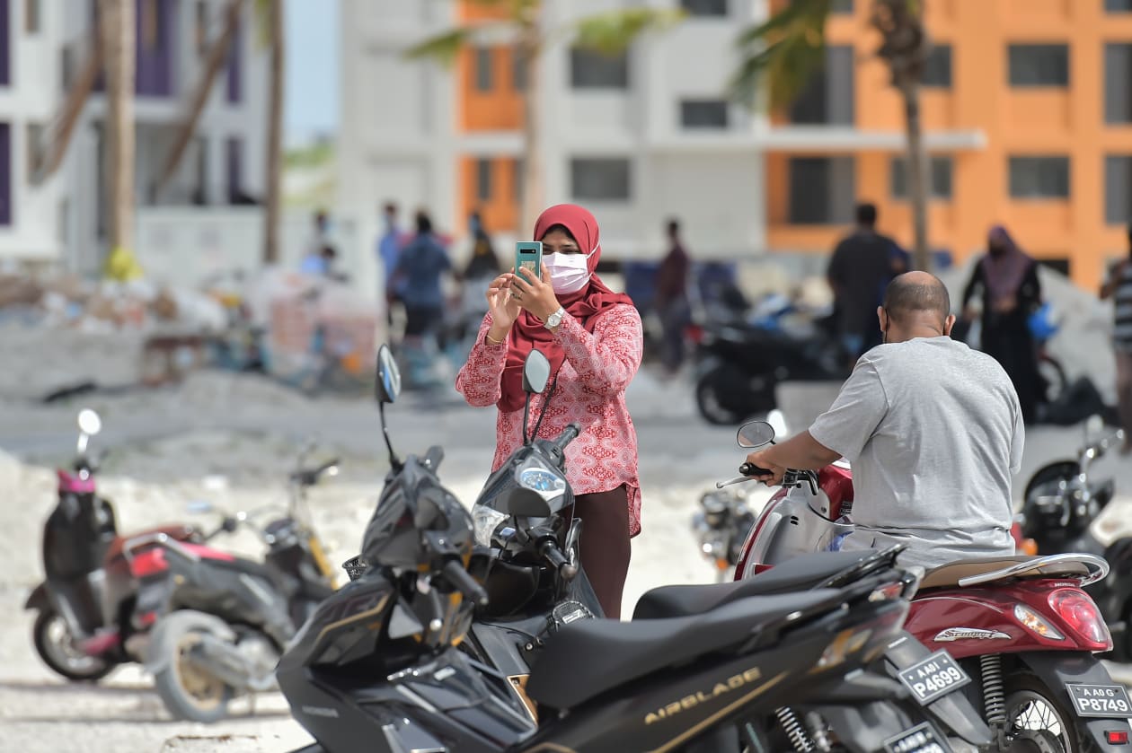 ހިޔާ ފްލެޓްގެ ވެރިންނަށް ފްލެޓް ދައްކާލުން: ފްލެޓް ލިބުނު ފަރާތެއް ފްލެޓް ބަލަން އައިސް.. ފޮޓޯ: ހުސައިން ޝަޔާޙް / އަދަދު
