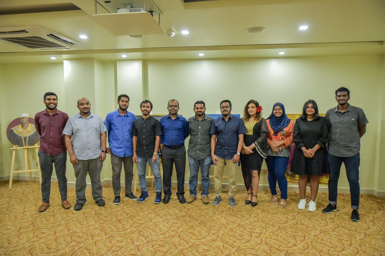 މޯލްޑިވިއަން އާޓިސްޓް ކޮމިއުނިޓީ (މެކް) އާ ގުޅިގެން "އަދަދު"ން ކުރިއަށް ގެންދިޔަ "މިނިވަން ފިހި" ކުރެހުމުގެ މުބާރާތް ނިންމުމުގެ ހަފުލާގެ ތެރެއިން: އަދަދުގެ ޓީމު. - ފޮޓޯ: ހުސެއިން ޝަޔާހު / އަދަދު