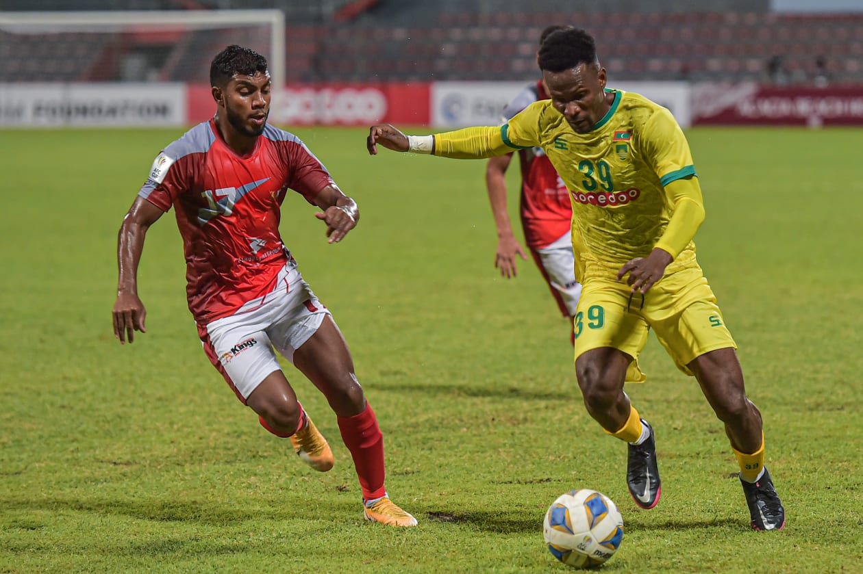 މާލެ- އޮގަސްޓް 19، 2021: އޭއެފްސީ ކަޕް ގްރޫޕް ޑީގައި ރޭ ރާއްޖޭގެ ޗެމްޕިއަން މާޒިޔާ އާއި ބަންގްލަދޭޝްގެ ބަޝުންދަރަ ކިންގްސް ކުޅުނު މެޗުގެ ތެރެއިން: މި މެޗުން ބަޝުންދަރާ މޮޅުވީ 2-0 އިން: މާޒިޔާގެ ކޯނޭ (ކ) ބަޝުންދަރާގެ މަހުބޫބް ކައިރިން ބޯޅަ ހިފައިގެންދަނީ--. ފޮޓޯ: ހުސެއިން ޝަޔާހު/ އަދަދު