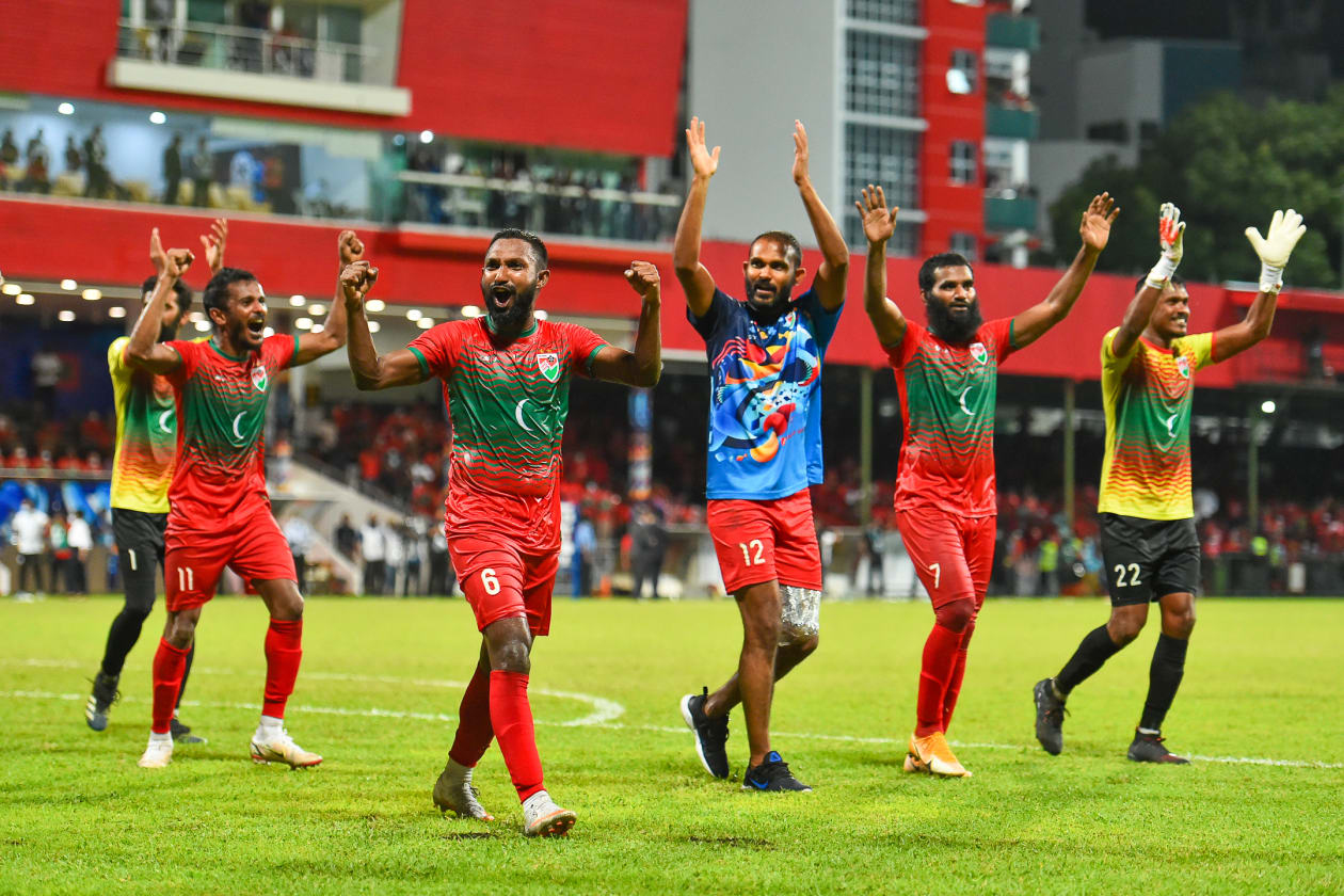 ސާފް ޗެމްޕިއަންޝިޕް 2021ގައި ރާއްޖެ ކުޅުނު ދެވަނަ މެޗުގައި ބަނގްލަދޭޝް އަތުން މޮޅުވުމަށްފަހު ޓީމުގެ ކުޅުންތެރިން އުފާފާޅުކުރަނީ - ފޮޓޯ: ހުސައިން ވަހީދު / އަދަދު