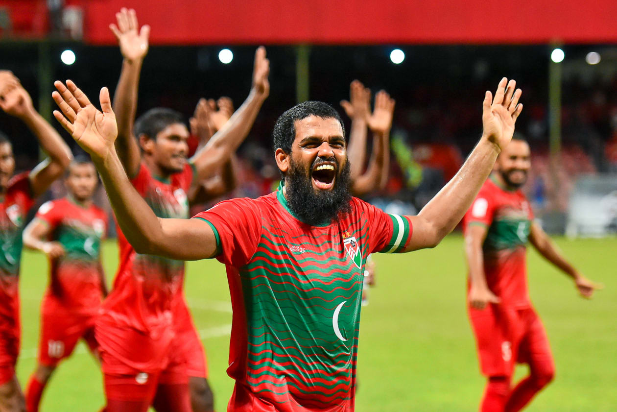 ސާފް ޗެމްޕިއަންޝިޕް 2021ގައި ރާއްޖެ ކުޅުނު ދެވަނަ މެޗުގައި ބަނގްލަދޭޝް އަތުން މޮޅުވުމަށްފަހު ޓީމުގެ ކުޅުންތެރިން އުފާފާޅުކުރަނީ - ފޮޓޯ: ހުސައިން ވަހީދު / އަދަދު