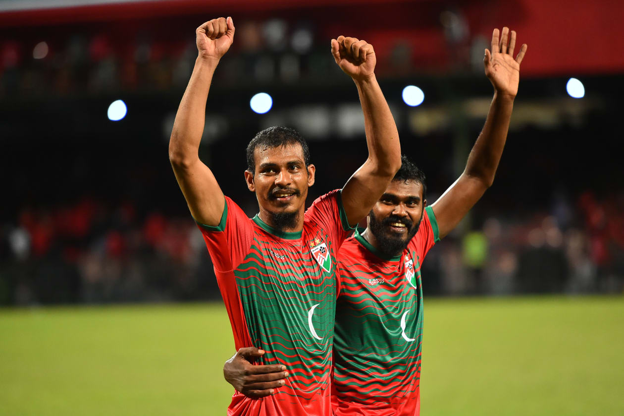 ސާފް ޗެމްޕިއަންޝިޕް 2021ގައި ރާއްޖެ ކުޅުނު ދެވަނަ މެޗުގައި ބަނގްލަދޭޝް އަތުން މޮޅުވުމަށްފަހު ޓީމުގެ ކުޅުންތެރިން އުފާފާޅުކުރަނީ - ފޮޓޯ: ހުސައިން ވަހީދު / އަދަދު