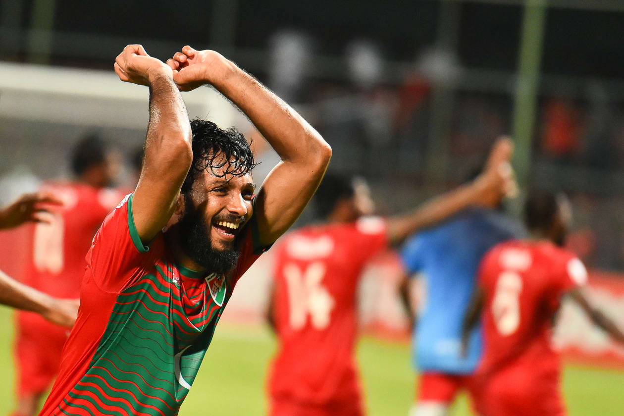 ސާފް ޗެމްޕިއަންޝިޕް 2021ގައި ރާއްޖެ ކުޅުނު ދެވަނަ މެޗުގައި ބަނގްލަދޭޝް އަތުން މޮޅުވުމަށްފަހު ޓީމުގެ ކުޅުންތެރިން އުފާފާޅުކުރަނީ - ފޮޓޯ: ހުސައިން ވަހީދު / އަދަދު
